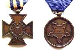 Links het Metalen Kruis, 
         rechts de Citadel Medaille. Uit: Orders and Decorations in the Netherlands, van H.G. Meijer